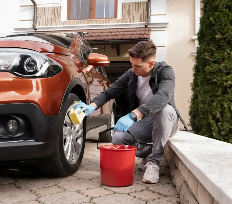 Lavage auto à domicile Sermaises : professionnel intervenant sur un véhicule